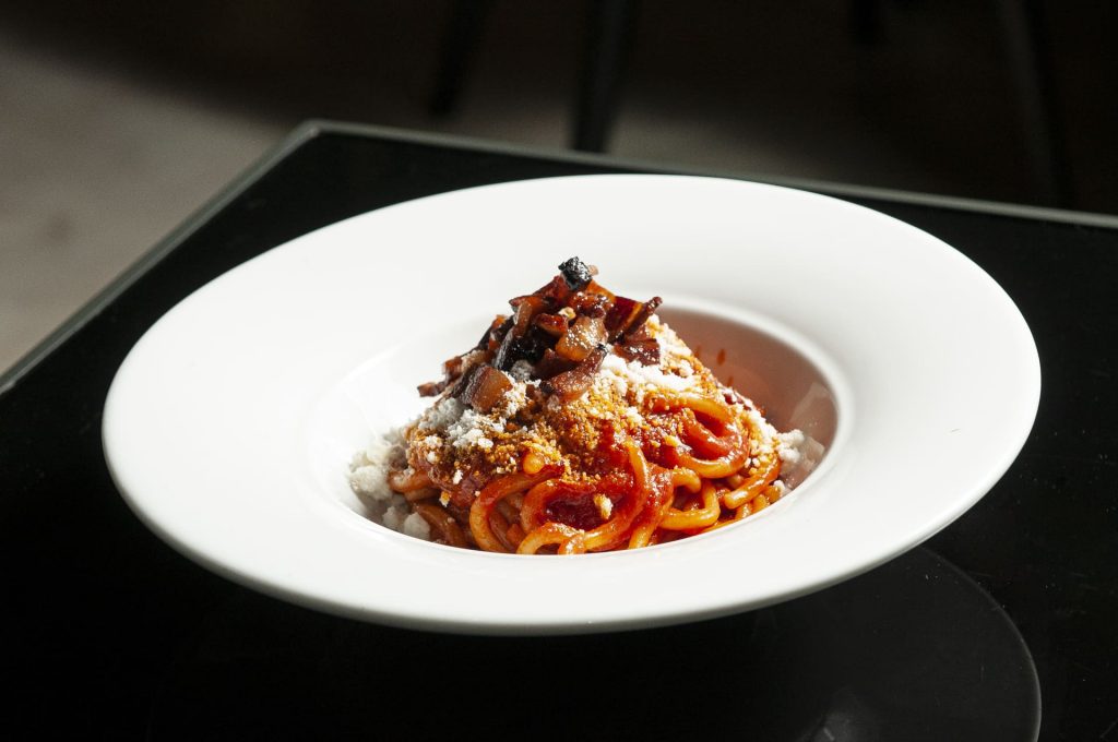 Primo piatto della cucina romana con maccheroni lunghi - Ristorante Clotilde - Roma Piazza Cardelli